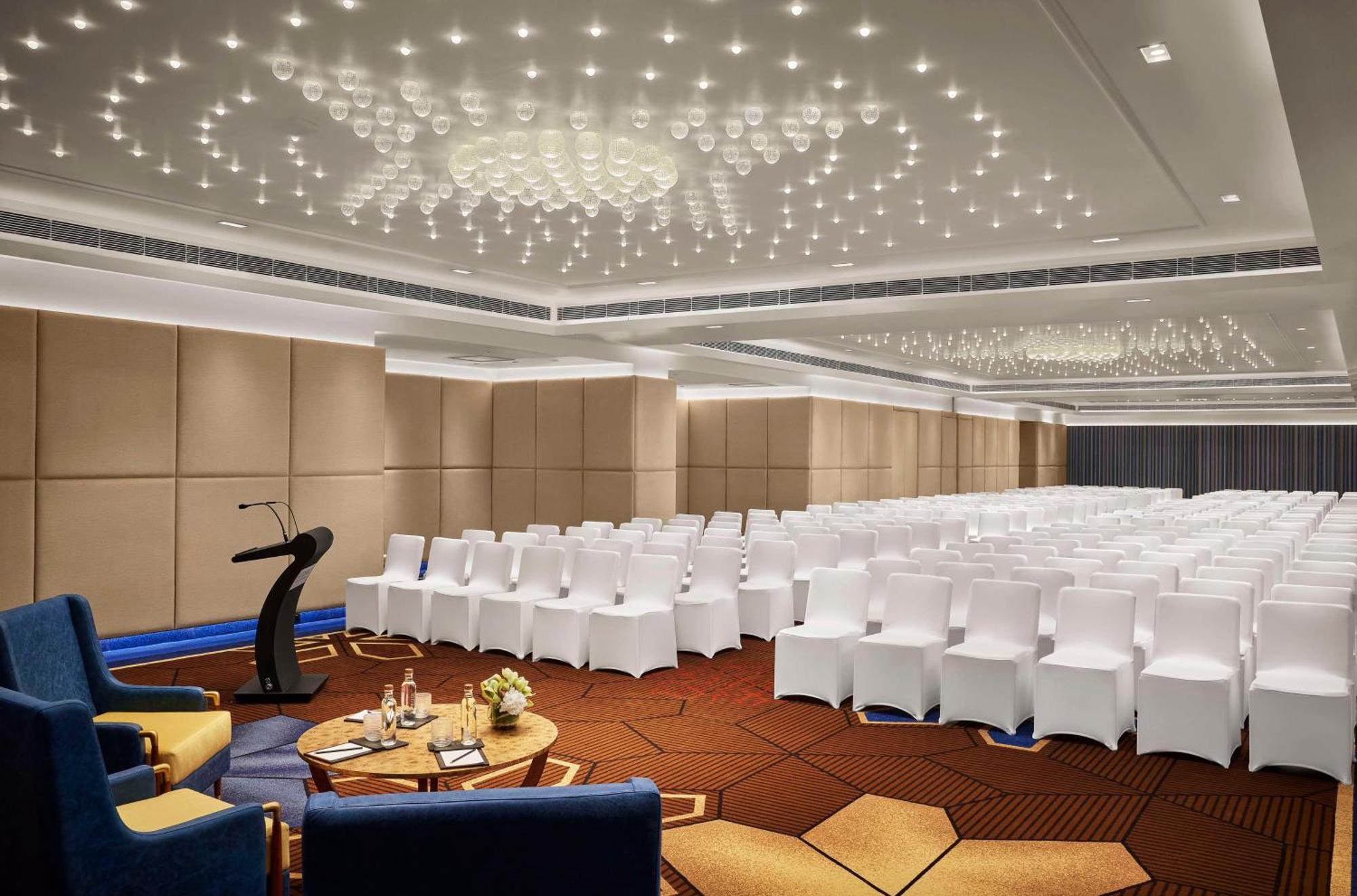Hyatt Centric Sector17 5*